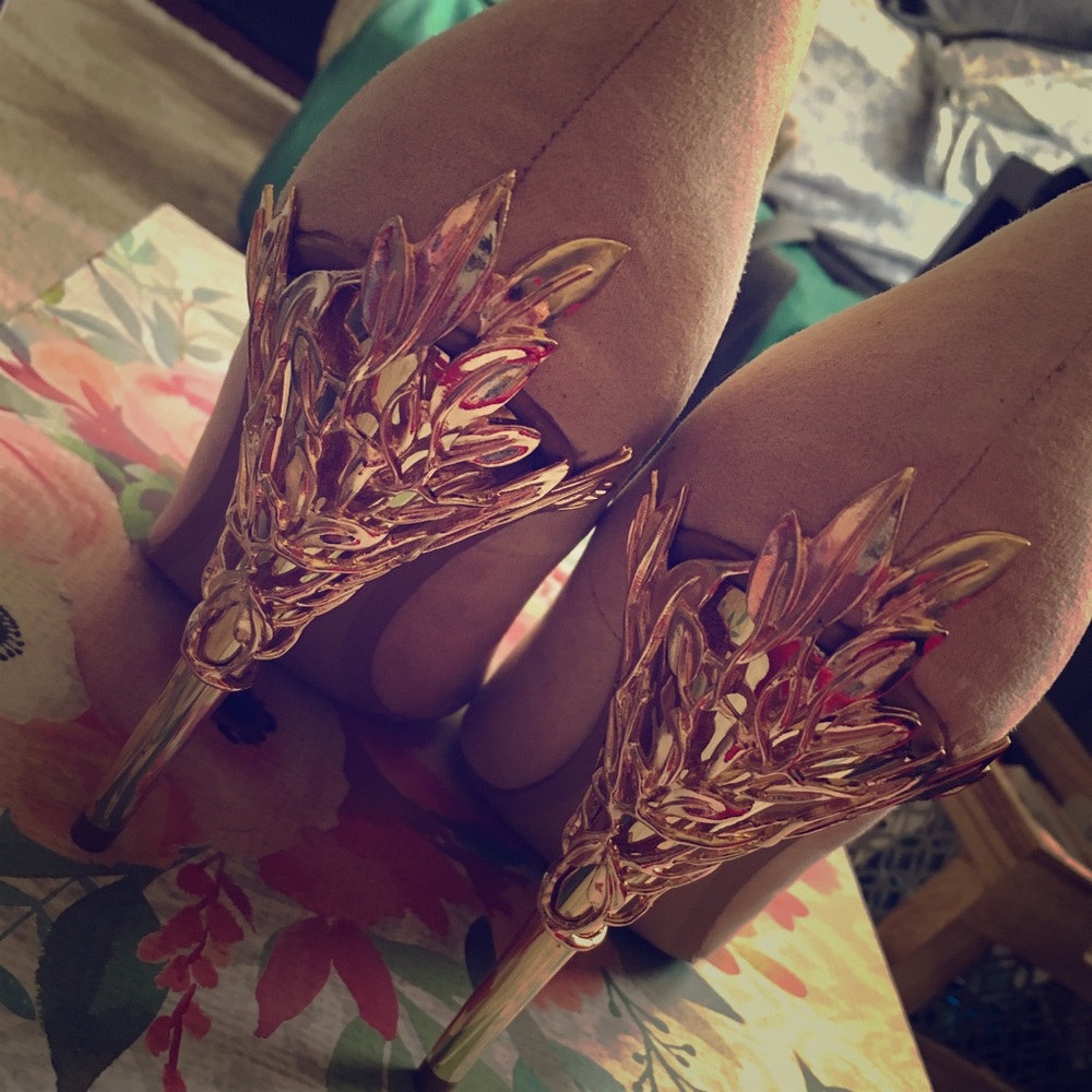 NWB ‘Esperanza Pump’ Gold Embellished Heels 👠